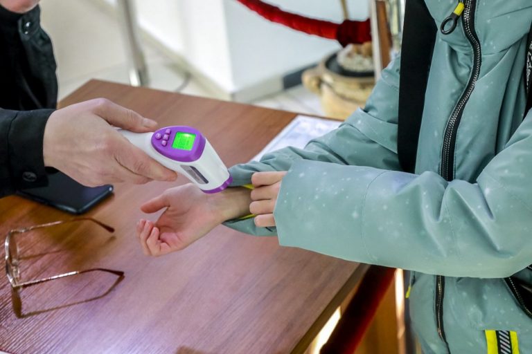 Новая памятка Минздрава для тех, кто болеет COVID-19 в легкой форме