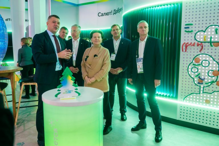 Губернатор Югры посетила стенды партнеров региона на выставке «Россия»