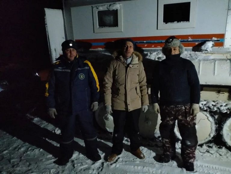 Спасатели эвакуировали людей с автозимника