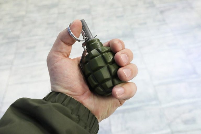Раненый российский боец отбил ногой сброшенную с дрона гранату