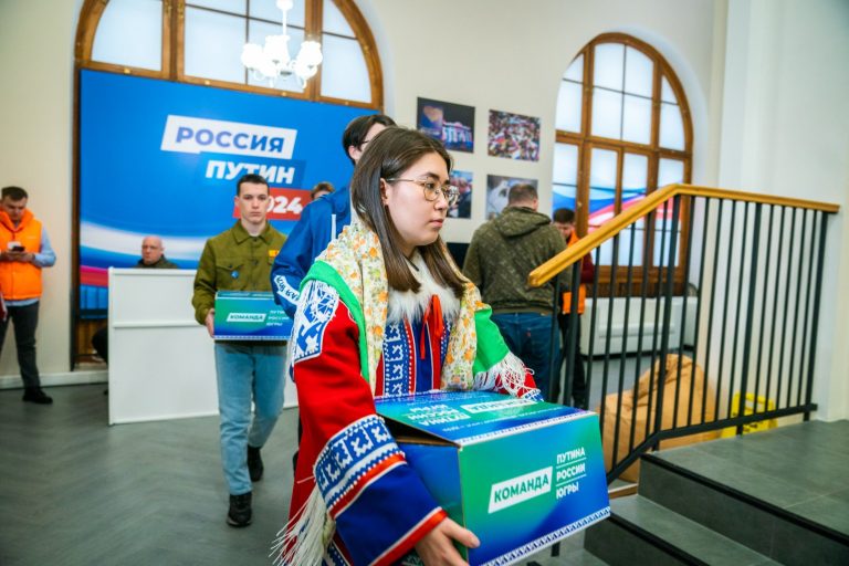 Подписи в поддержку Владимира Путина передали из Югры в Москву