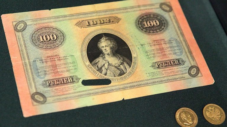 Когда в России появились первые бумажные деньги?