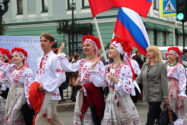 «Единая Россия» поздравляет жителей регионов с Днем России