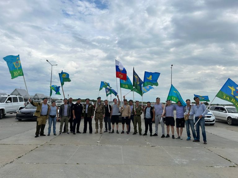 Расплескалась синева