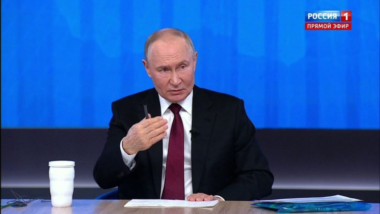 У Владимира Путина спросили о судьбе бумажных газет