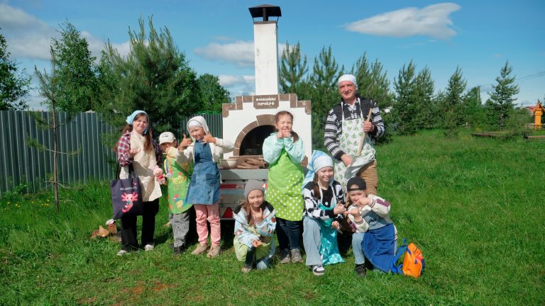Дети из лагеря «Страна Югория» осваивают русскую печь