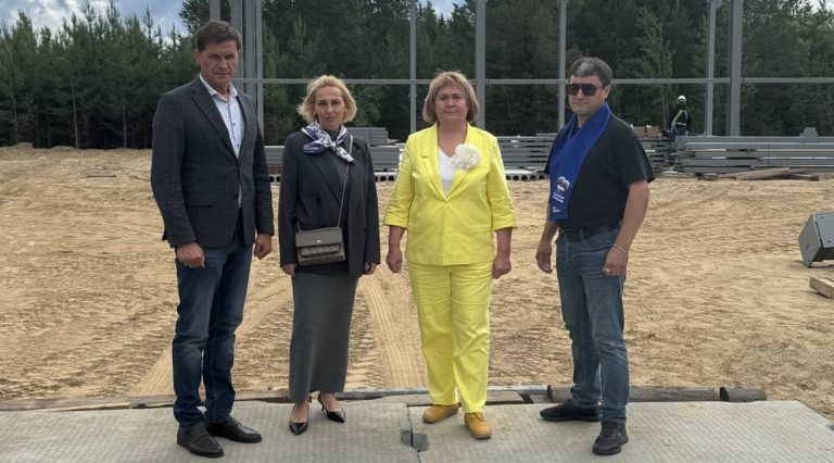 Партийный десант: строительство спортивного зала в Березово