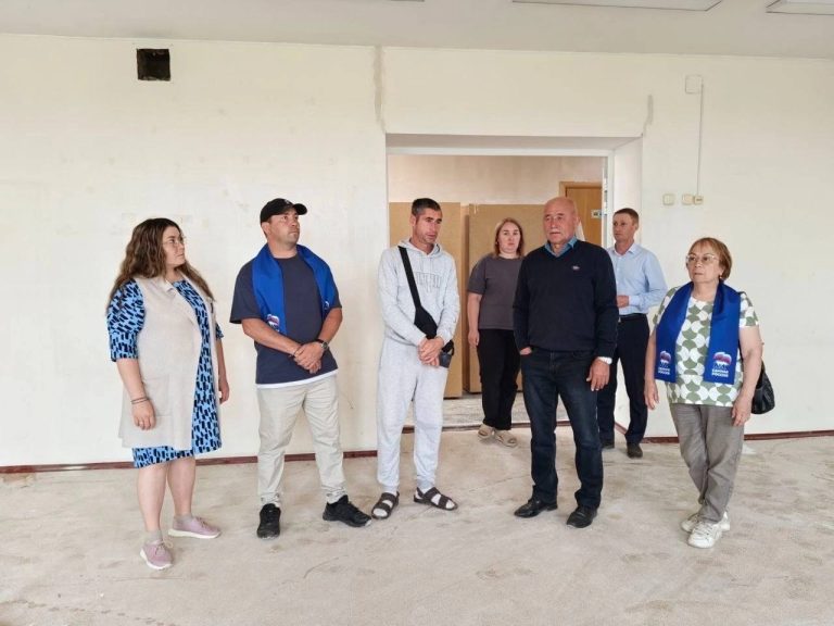 Партийный десант контролирует ход ремонта школы в Саранпауле