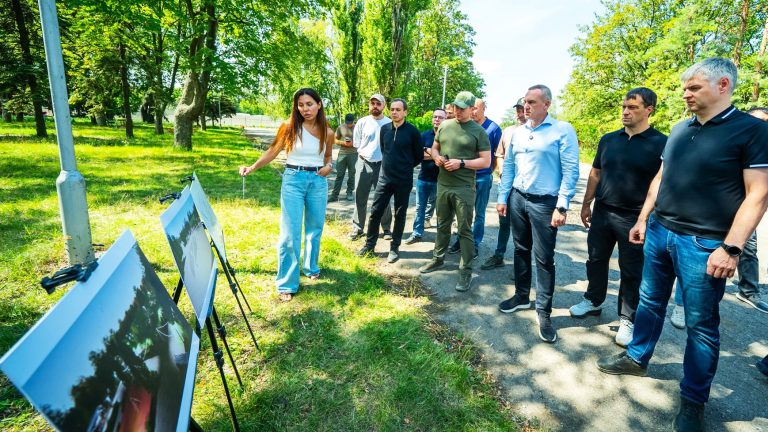Руслан Кухарук проверил макеевские объекты, которые восстанавливает Югра