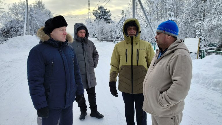 «Слышим проблемы людей»: глава района встретился с жителями Ванзетура и Тег