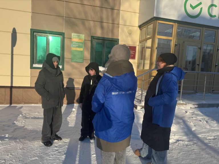 Молодогвардейцы провели опрос в Березово ко Дню российской науки