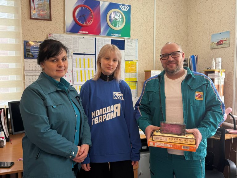 Молодогвардейцы поздравили сотрудников Центра медицины катастроф с профессиональным праздником