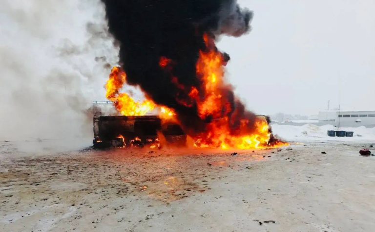 При взрыве бензовоза в Югре пострадали два человека
