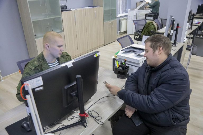 Югра сохранила рекордные выплаты для контрактников до июля
