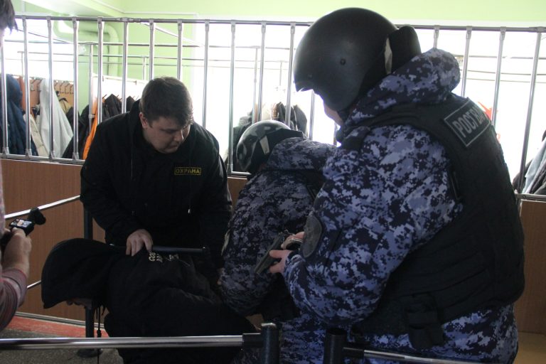 Тревога по двум сценариям