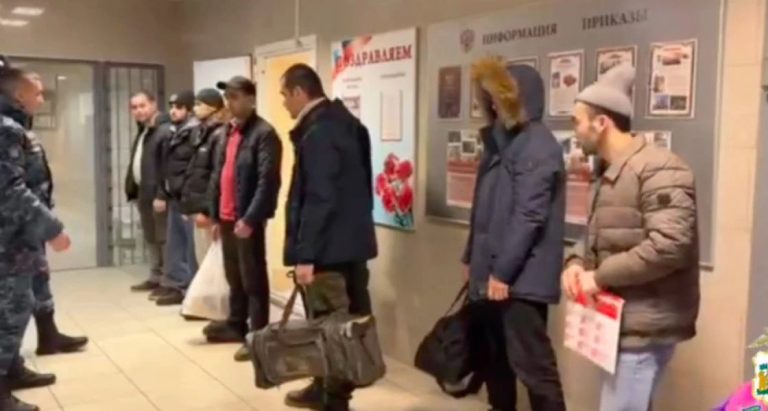 Миграционный поток в Югре резко упал: число въезжающих иностранцев снизилось на треть