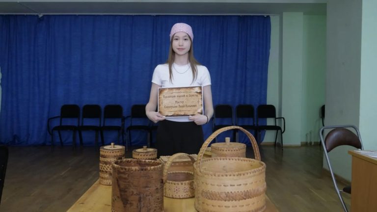 Песни под гитару, дефиле в темноте и столовая из СССР