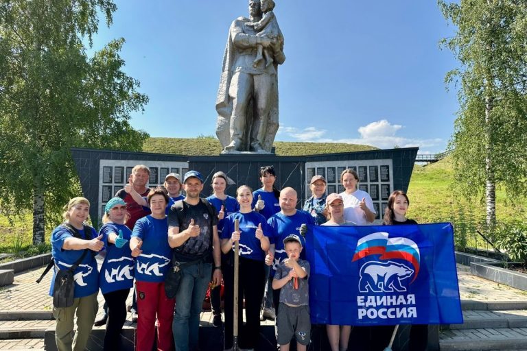 Активисты «Единой России» привели в порядок мемориалы и общественные пространства
