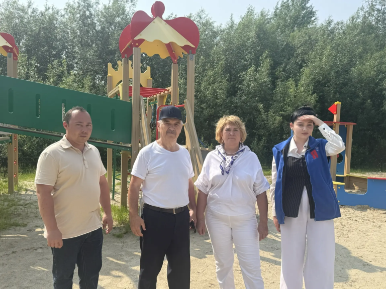 Летний контроль: детские площадки Березовского района проверили на безопасность