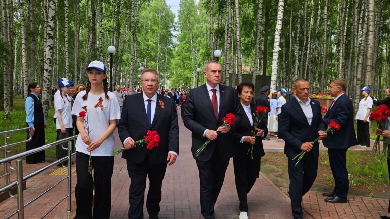 Свечи памяти и долг чести: в Югре партийцы провели мемориальные акции ко Дню памяти и скорби