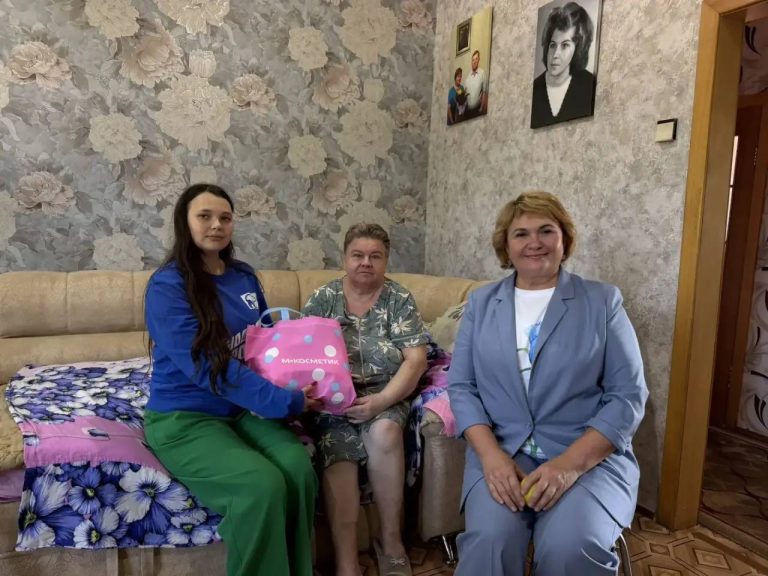 Труд, который всегда в цене: в Березово поздравили ветерана торговли