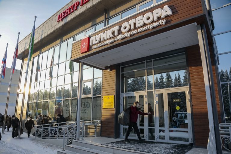 В Югре продолжается набор на службу по контракту в войска беспилотных систем России