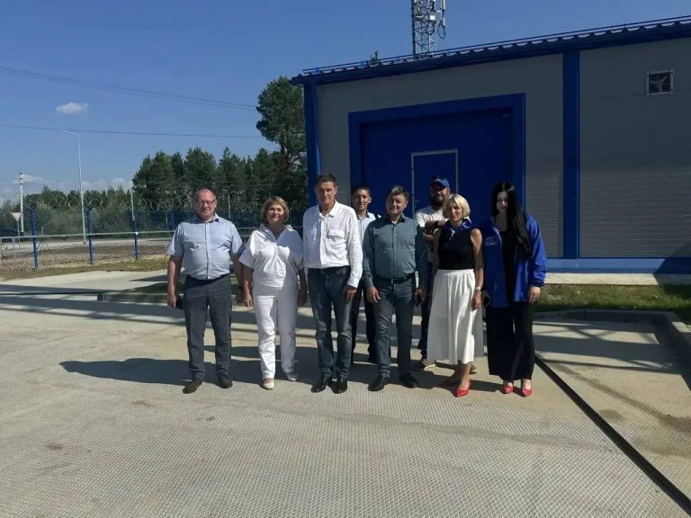 Партийный десант оценил готовность модульной котельной в Березово