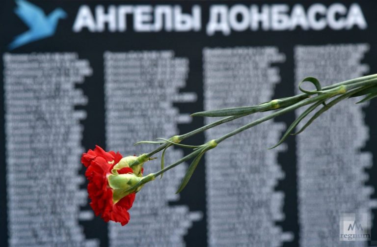 Игрушки вместо цветов: Россия вспоминает маленьких жертв войны