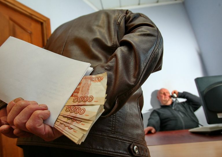 Коррупция: почему она пагубно влияет на жизнь каждого гражданина