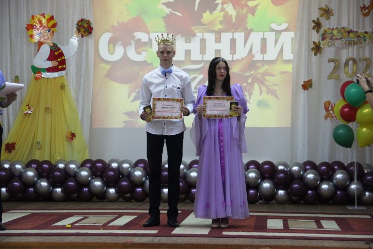 И снова осени портрет природа вешает в гостиной