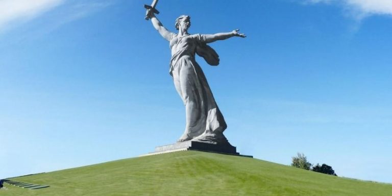 Нам подвиг Сталинграда не забыть