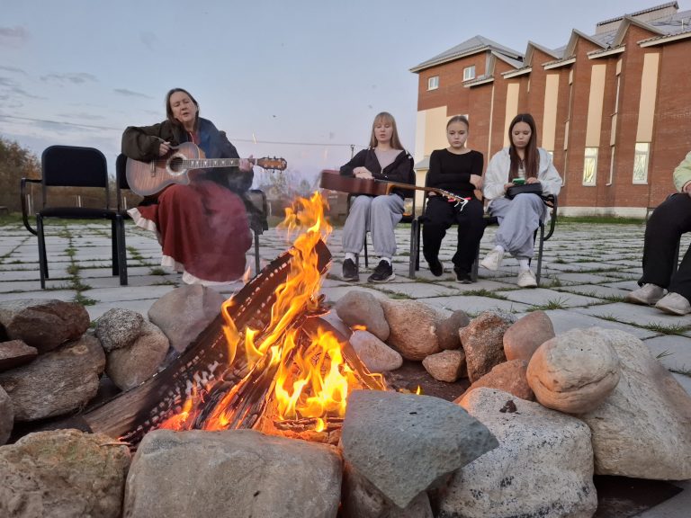 Гитара, костер и песни, от которых тепло